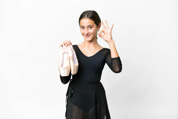 Jeune Femme Pratiquant Ballet Sur Fond Blanc Isolé Montrant Signe — Photo