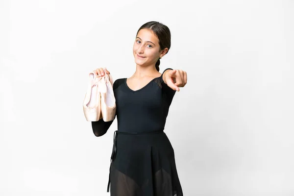 Jeune Femme Pratiquant Ballet Sur Fond Blanc Isolé Pointant Devant — Photo