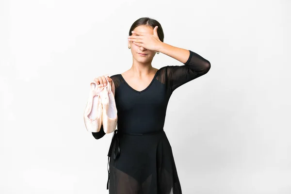 Jeune Femme Pratiquant Ballet Sur Fond Blanc Isolé Couvrant Les — Photo