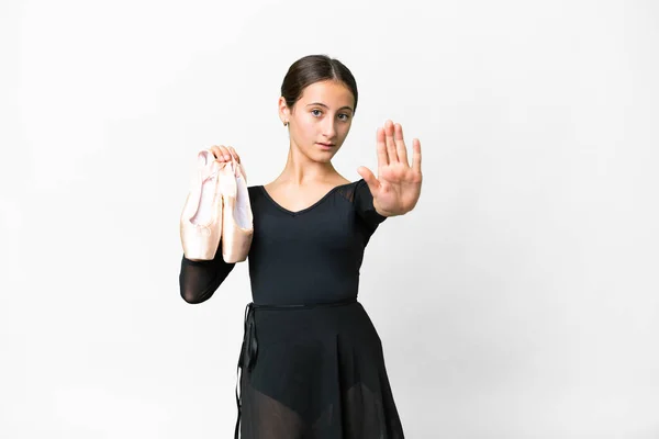Jeune Femme Pratiquant Ballet Sur Fond Blanc Isolé Faisant Geste — Photo