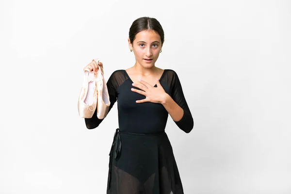 Jeune Femme Pratiquant Ballet Sur Fond Blanc Isolé Surpris Choqués — Photo