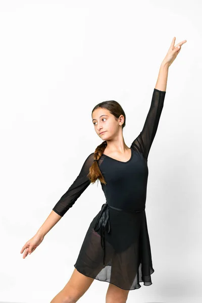 年轻女子在与世隔绝的白人背景下练习芭蕾 — 图库照片