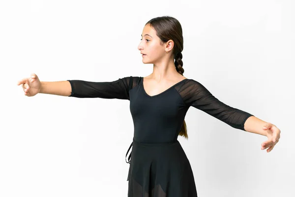 年轻女子在与世隔绝的白人背景下练习芭蕾 — 图库照片