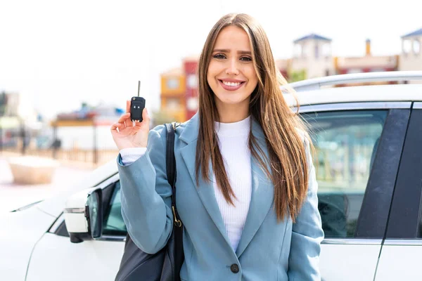Νεαρή Όμορφη Γυναίκα Κρατώντας Κλειδιά Του Αυτοκινήτου Εξωτερικούς Χώρους Χαμογελώντας — Φωτογραφία Αρχείου