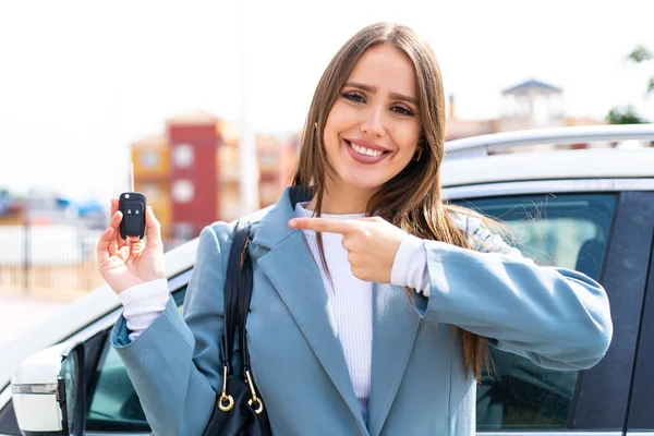 Νεαρή Όμορφη Γυναίκα Κρατώντας Κλειδιά Του Αυτοκινήτου Εξωτερικούς Χώρους Και — Φωτογραφία Αρχείου