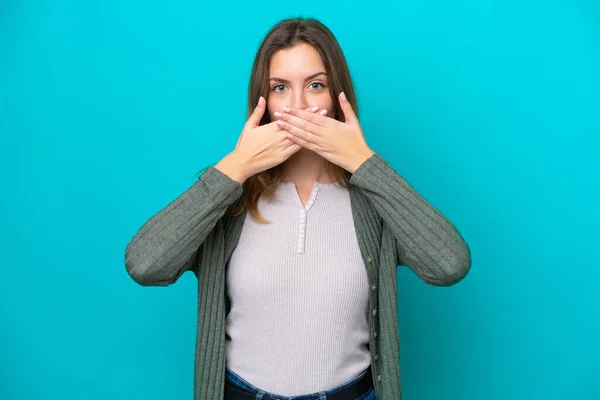 Mavi Arka Planda Izole Edilmiş Genç Beyaz Kadın Elleriyle Ağzını — Stok fotoğraf