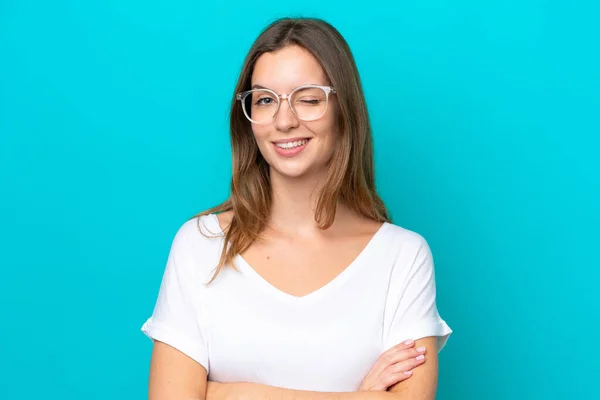 Mulher Caucasiana Jovem Isolado Fundo Azul Com Óculos Expressão Feliz — Fotografia de Stock