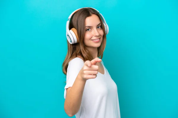 Νεαρή Καυκάσια Γυναίκα Απομονωμένη Μπλε Φόντο Ακούγοντας Μουσική Και Δείχνοντας — Φωτογραφία Αρχείου