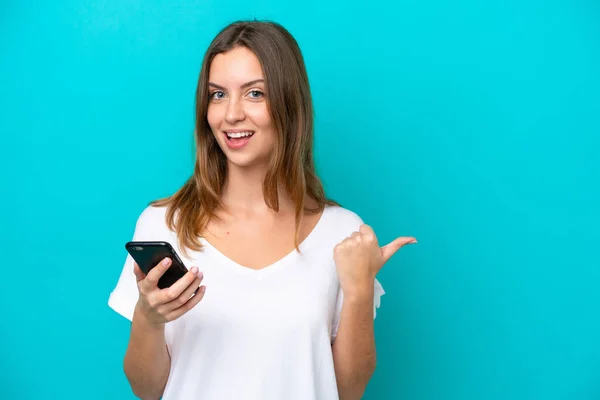 Genç Beyaz Kadın Mavi Arka Planda Izole Edilmiş Cep Telefonu — Stok fotoğraf