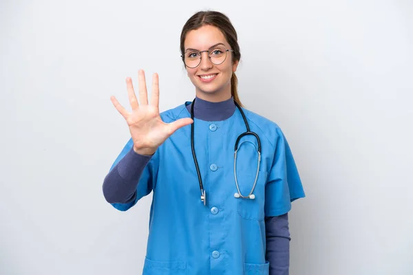 白い背景に5本指で数える若い白人看護師の女性 — ストック写真