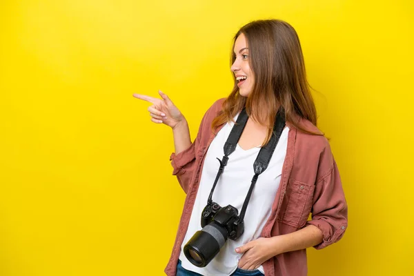 Sarı Arka Planda Izole Edilmiş Genç Fotoğrafçı Beyaz Kadın Parmağını — Stok fotoğraf