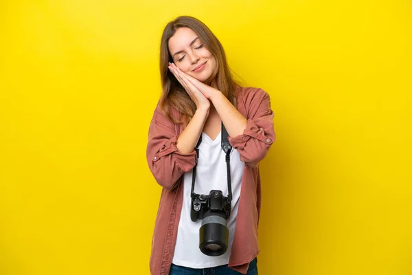 Young Photographer Caucasian Woman Isolated Yellow Background Making Sleep Gesture — Stock Photo, Image