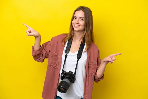 Mladý Fotograf Běloška Žena Izolované Žlutém Pozadí Ukazující Prst Laterály — Stock fotografie