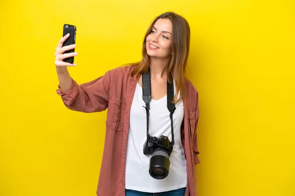 Jovem Fotógrafo Mulher Caucasiana Isolado Fundo Amarelo Fazendo Uma Selfie — Fotografia de Stock