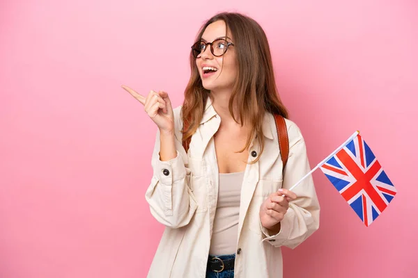 Mladá Studentka Běloška Drží Vlajku Spojeného Království Izolovanou Růžovém Pozadí — Stock fotografie