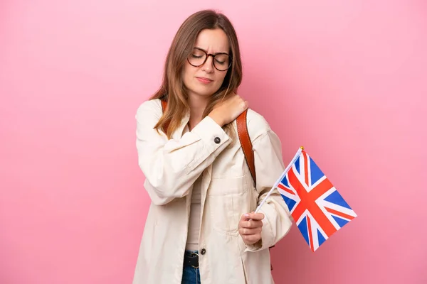 Молодая Студентка Кавказская Женщина Флагом Соединенного Королевства Розовом Фоне Страдает — стоковое фото