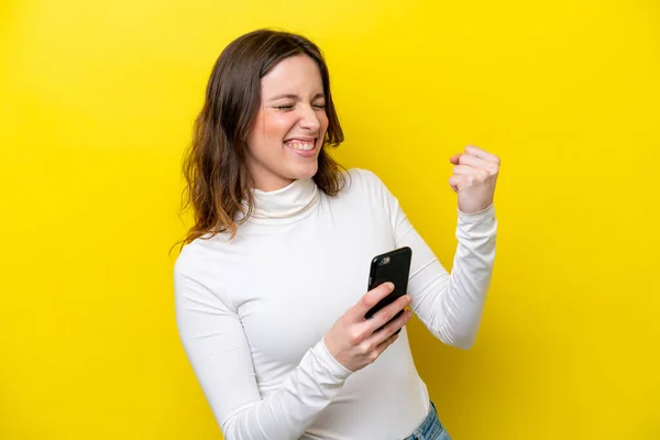 Sarı Arka Planda Izole Edilmiş Telefon Zafer Pozisyonunda Genç Beyaz — Stok fotoğraf