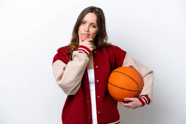 Young Caucasian Woman Playing Basketball Isolated White Background Thinking — Fotografia de Stock