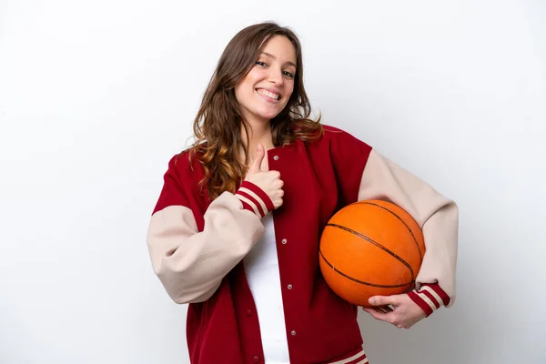 若いですCaucasian女性遊びバスケットボール孤立しました上の白い背景与えますA親指アップジェスチャー — ストック写真