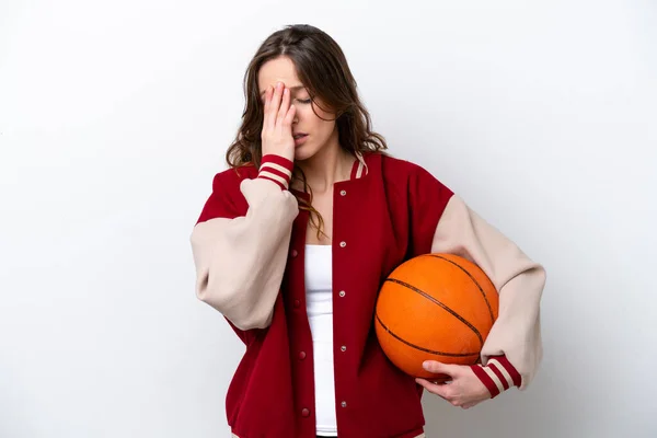 Молода Біла Жінка Грає Баскетбол Ізольовано Білому Тлі Втомленим Хворим — стокове фото