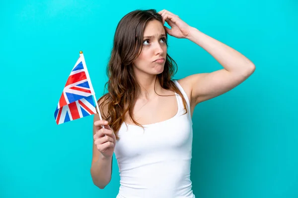 Ung Kaukasiska Kvinna Som Håller Engelska Flaggan Isolerad Blå Bakgrund — Stockfoto