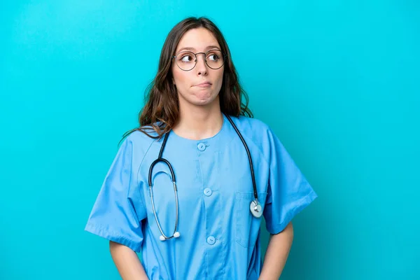 Jonge Chirurg Arts Vrouw Geïsoleerd Blauwe Achtergrond Met Twijfels Denken — Stockfoto