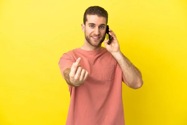 Fešák Blondýny Muž Pomocí Mobilního Telefonu Přes Izolované Pozadí Dělá — Stock fotografie