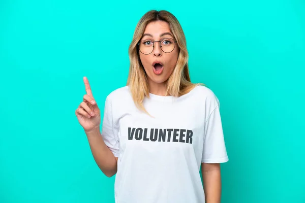 Young Volunteer Uruguayan Woman Isolated Blue Background Intending Realizes Solution — Stock Photo, Image