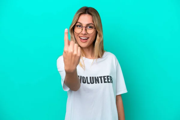 Joven Voluntaria Uruguaya Aislada Sobre Fondo Azul Haciendo Gesto Venidero — Foto de Stock
