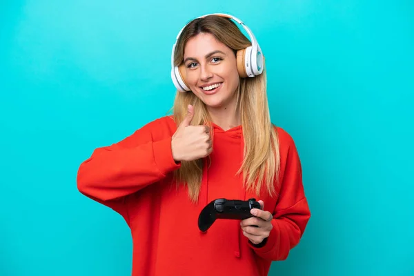 Jonge Uruguayaanse Vrouw Spelen Met Een Video Game Controller Geïsoleerd — Stockfoto