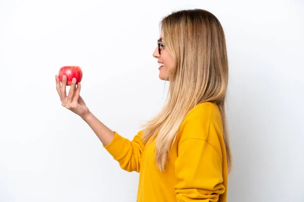年轻的乌拉圭女人 有一个白色背景的苹果 有着快乐的表情 — 图库照片