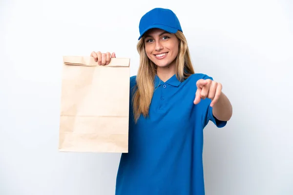若いウルグアイの女性は幸せな表情で前を向いて白い背景に隔離されたテイクアウト食品の袋を取って — ストック写真