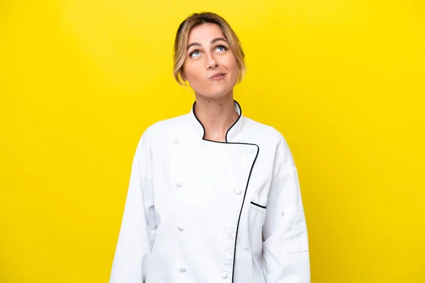 Chef Uruguayo Mujer Aislada Sobre Fondo Amarillo Mirando Hacia Arriba —  Fotos de Stock