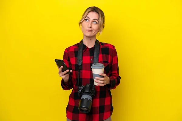 Urugwajska Fotograf Kobieta Odizolowana Żółtym Tle Trzymając Kawę Zabrania Telefon — Zdjęcie stockowe
