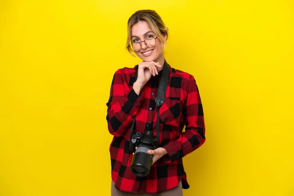 Fotógrafa Uruguaya Aislada Sobre Fondo Amarillo Con Gafas Sonriente —  Fotos de Stock