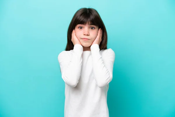 Malá Kavkazská Dívka Izolované Modrém Pozadí Frustrované Zakrývající Uši — Stock fotografie