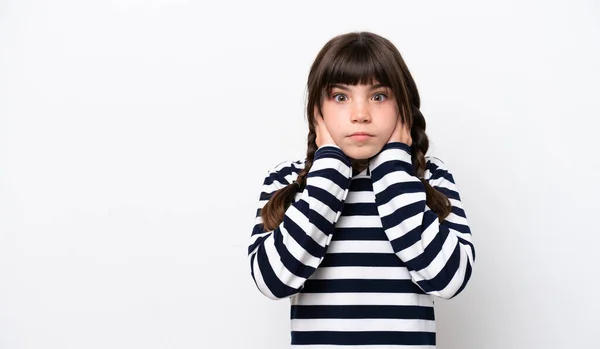 Malá Kavkazská Dívka Izolované Bílém Pozadí Frustrované Zakrývající Uši — Stock fotografie