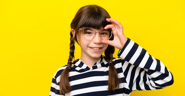 Menina Caucasiana Isolado Fundo Amarelo Com Óculos Com Expressão Feliz — Fotografia de Stock