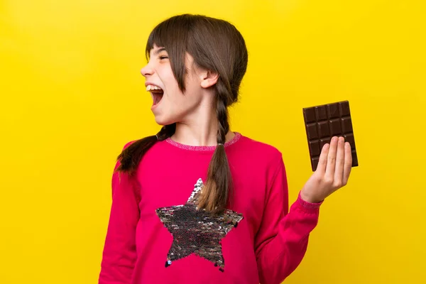 Malá Kavkazská Dívka Čokoládou Izolované Žlutém Pozadí Směje Laterální Poloze — Stock fotografie
