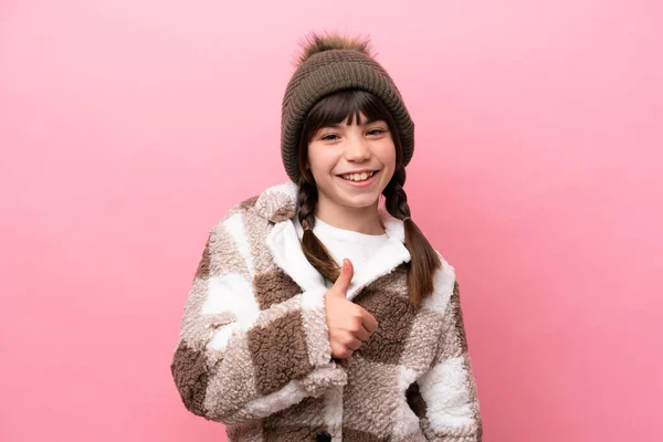 Liten Kaukasiska Flicka Med Vinter Jacka Isolerad Rosa Bakgrund Ger — Stockfoto