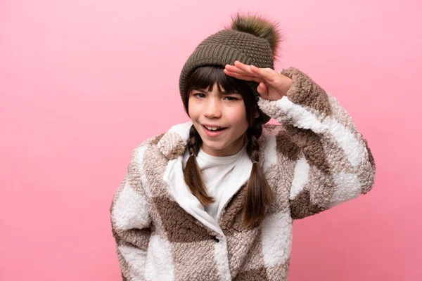 Liten Kaukasiska Flicka Med Vinter Jacka Isolerad Rosa Bakgrund Tittar — Stockfoto