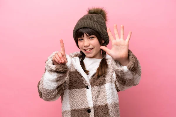 Menina Caucasiana Com Casaco Inverno Isolado Fundo Rosa Contando Seis — Fotografia de Stock