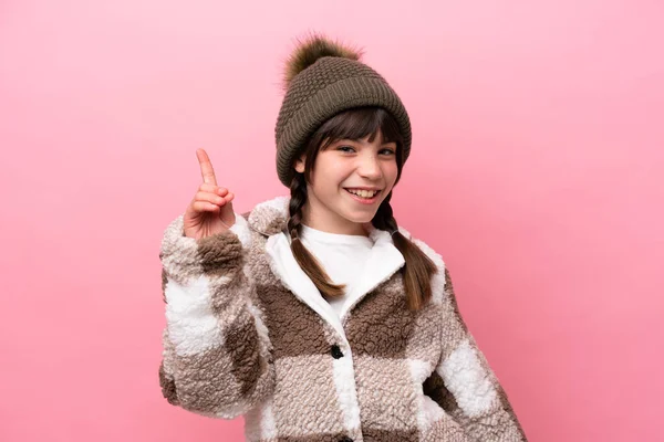 Pequena Menina Caucasiana Com Casaco Inverno Isolado Fundo Rosa Mostrando — Fotografia de Stock