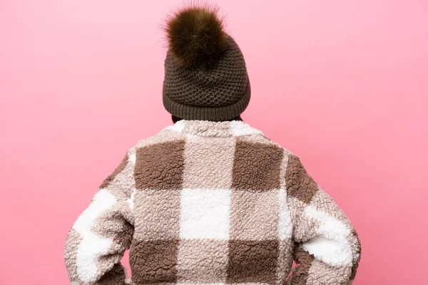 Kleines Kaukasisches Mädchen Mit Winterjacke Isoliert Auf Rosa Hintergrund Rückenlage — Stockfoto
