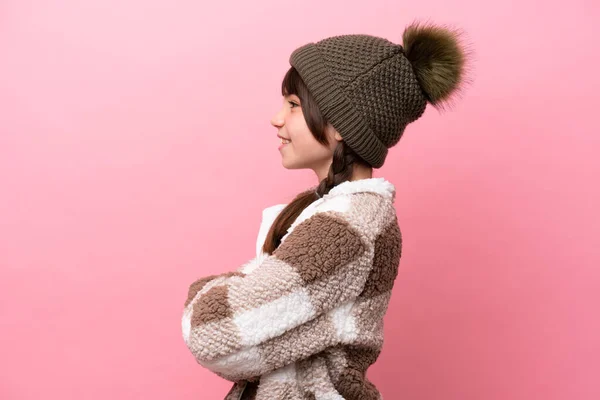Liten Kaukasiska Flicka Med Vinter Jacka Isolerad Rosa Bakgrund Sidoläge — Stockfoto