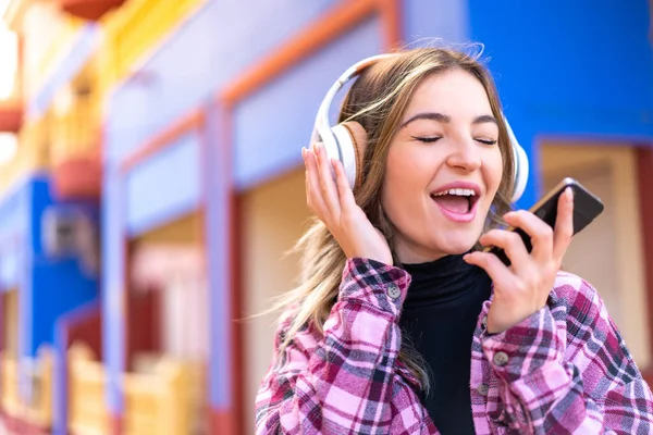 Joven Mujer Rumana Bonita Aire Libre Escuchando Música Con Móvil —  Fotos de Stock