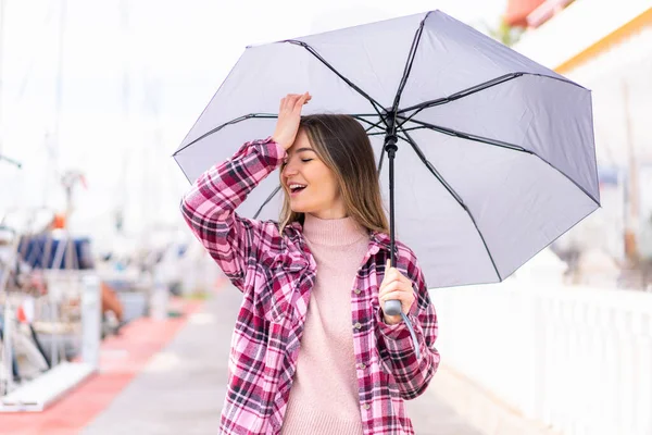 Joven Mujer Rumana Bonita Sosteniendo Paraguas Aire Libre Dado Cuenta — Foto de Stock