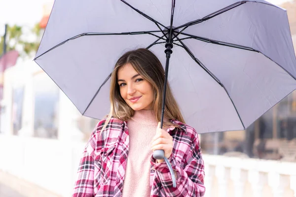 Joven Mujer Rumana Bonita Sosteniendo Paraguas Aire Libre Con Expresión — Foto de Stock