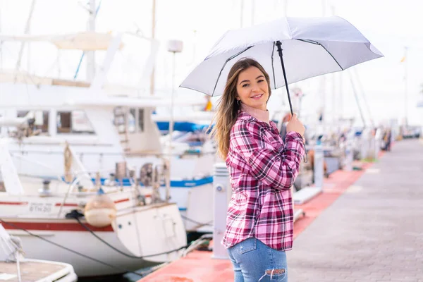 Jonge Mooie Roemeense Vrouw Met Een Paraplu Buitenlucht — Stockfoto