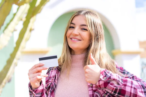 Jovem Mulher Romena Bonita Segurando Cartão Crédito Livre Com Polegares — Fotografia de Stock